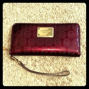 💵 ✂️ EUC Michael Kors Bifold Wallet / Wristlet